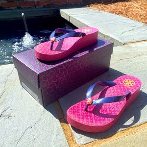 Tory Burch Flip Flop in Hot Pink and Navy